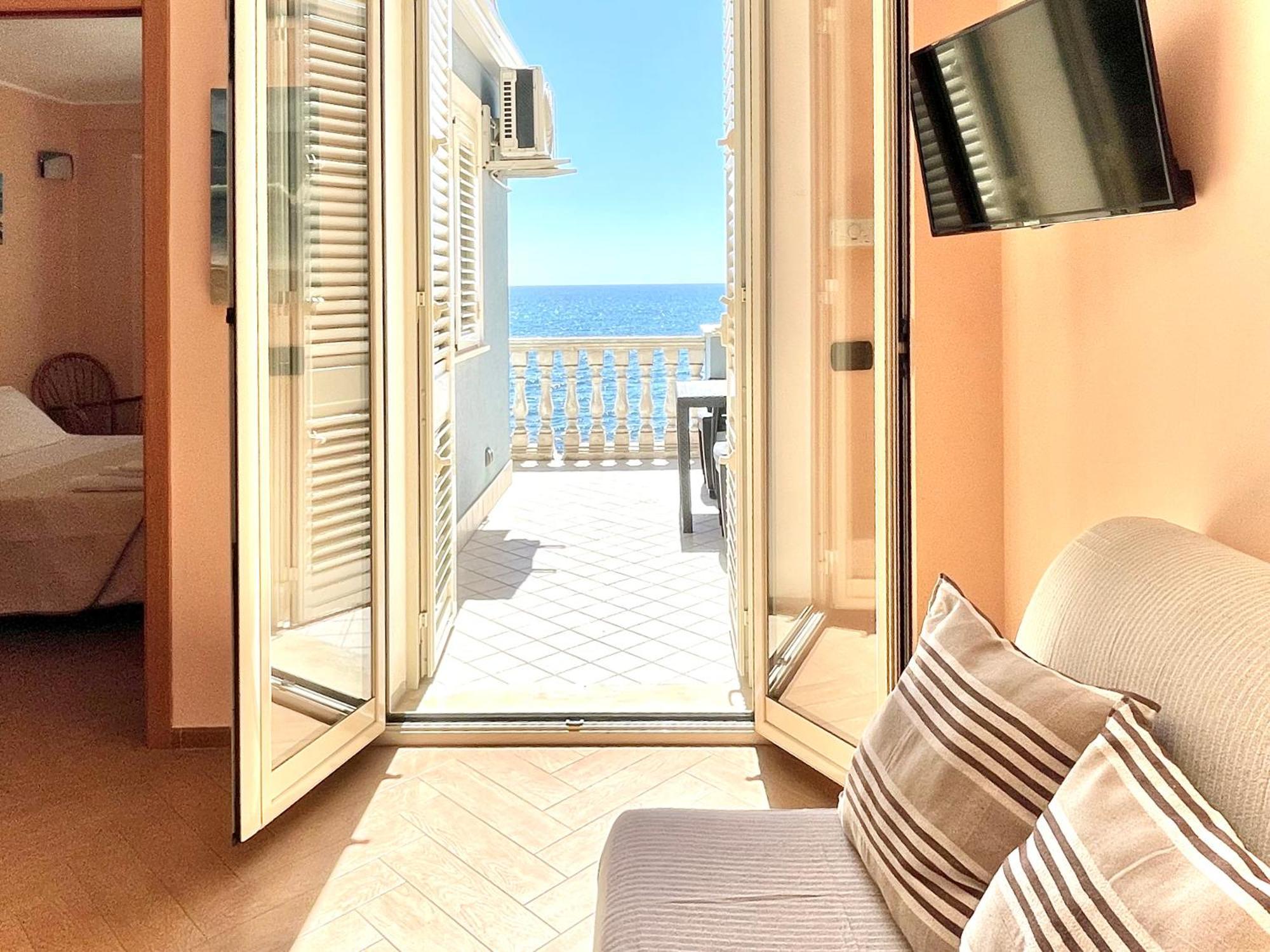 Maremare Apartments Giardini-Naxos Buitenkant foto